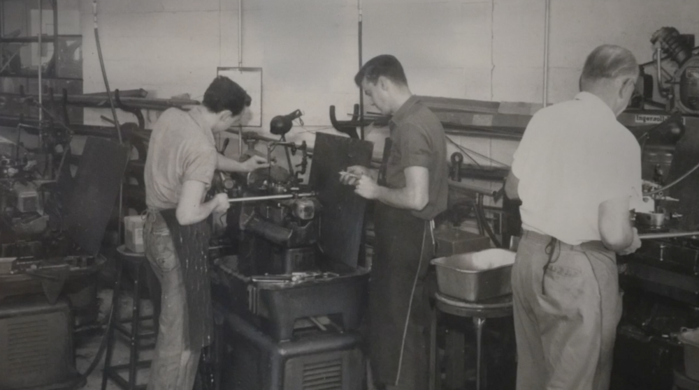 कंस सुविधेमध्ये तीन कामगारांचा व्हिंटेज फोटो