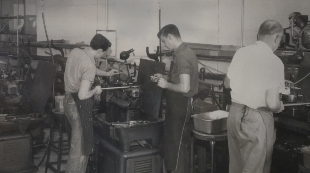 Foto vintage di trè travagliadori in una struttura bracalente