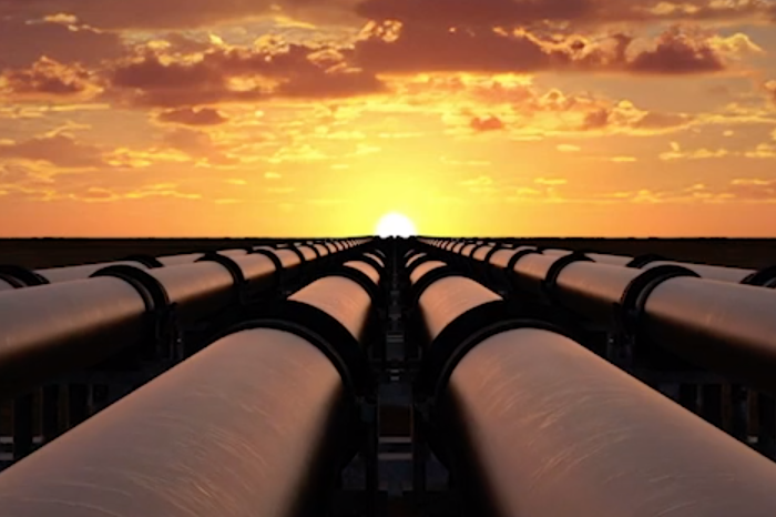 Pipelines am Horizont bei Sonnenaufgang