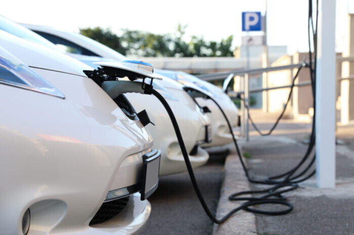 Moderne elektrische auto's opladen vanaf station buiten